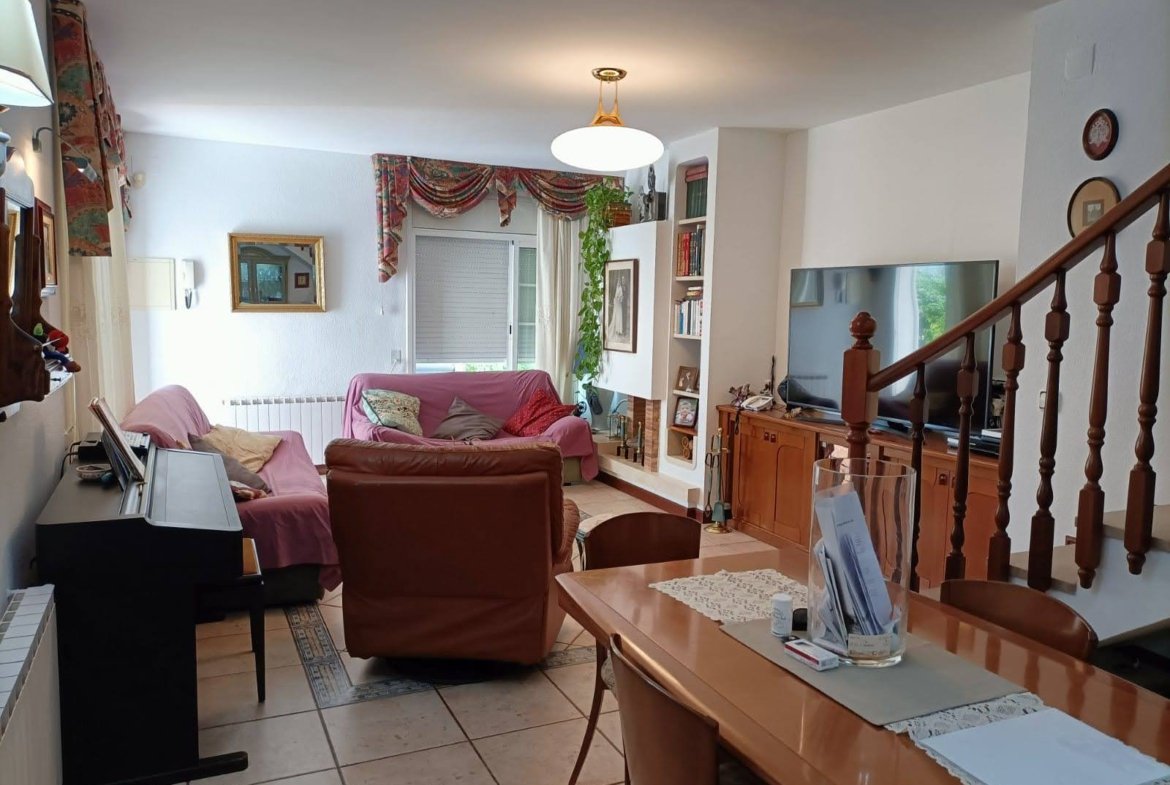 Ref. 212 casa independiente en Segur, centro.