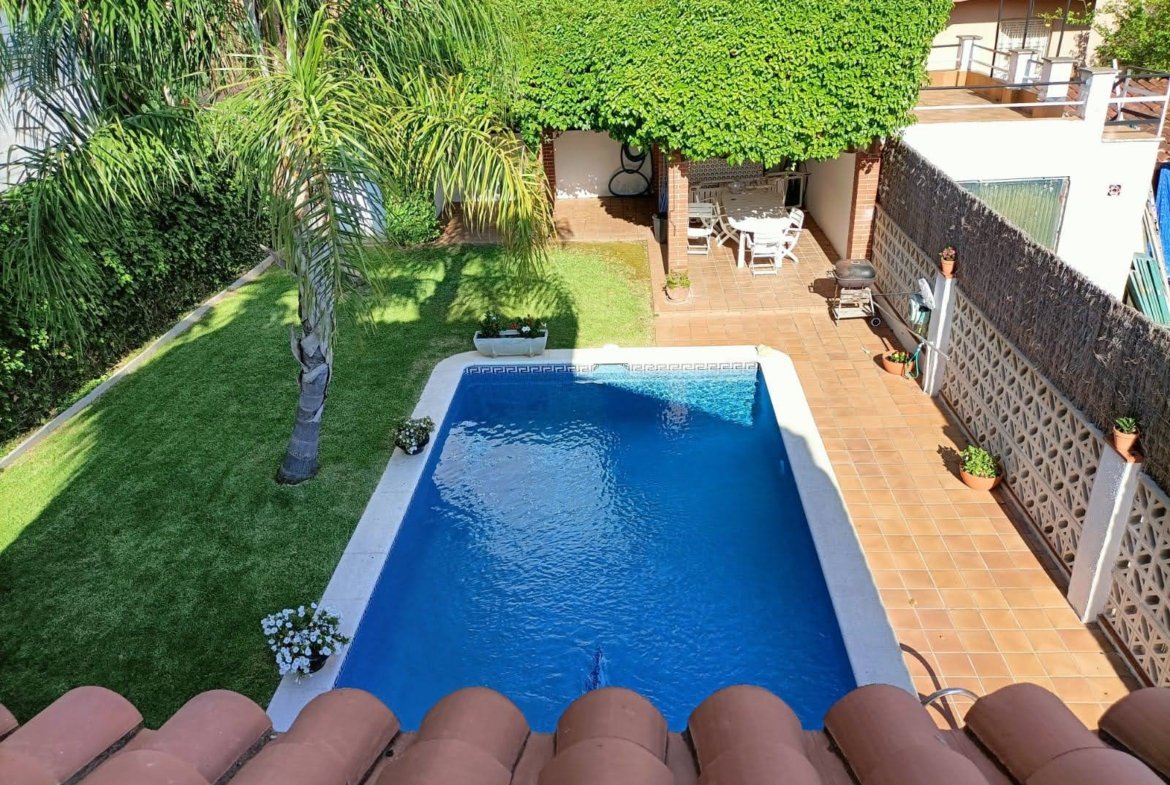 Ref. 212 casa independiente en Segur, centro.