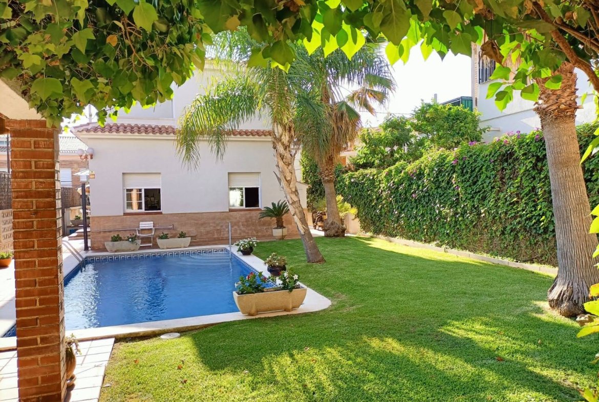 Ref. 212 casa independiente en Segur, centro.