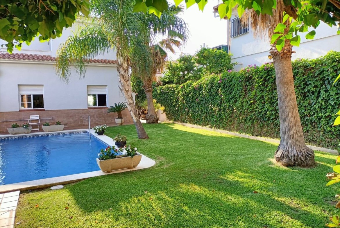 Ref. 212 casa independiente en Segur, centro.