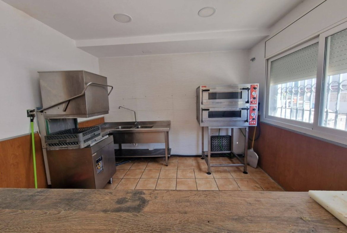 Ref. Local comercial con licencia de Bar.