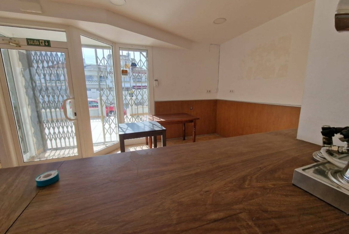 Ref. Local comercial con licencia de Bar.