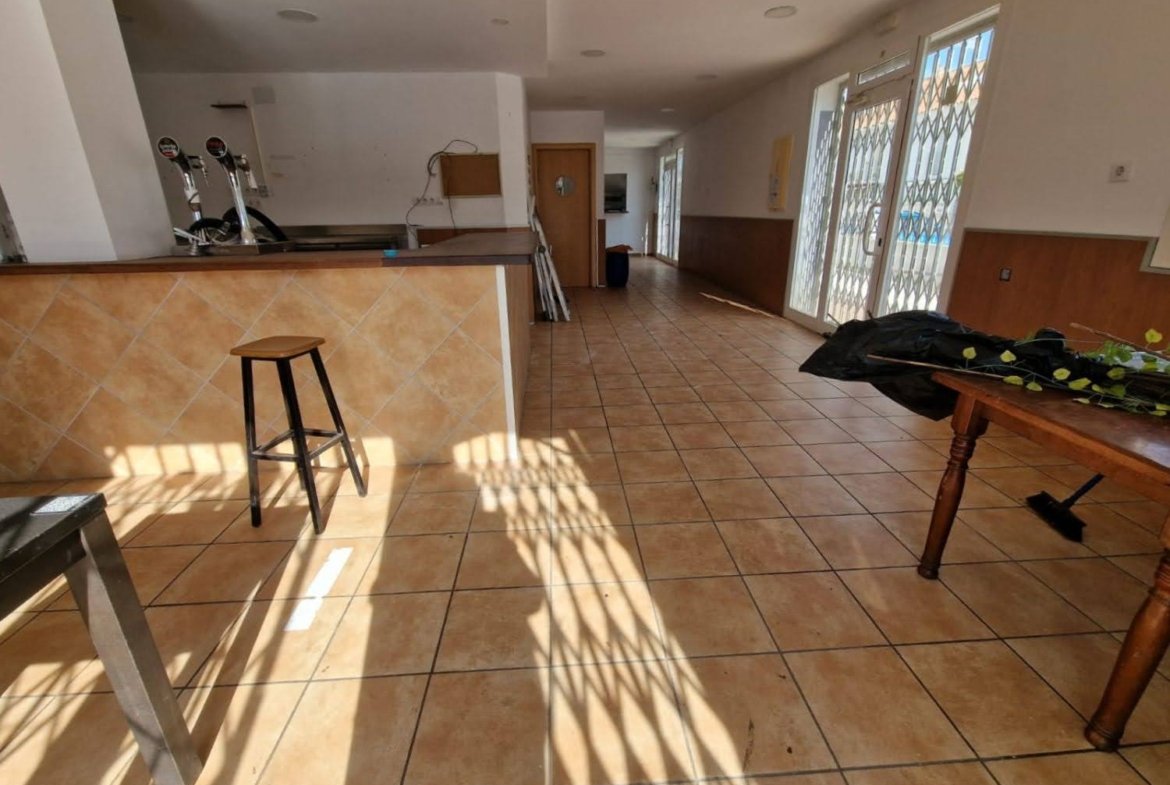 Ref. Local comercial con licencia de Bar.