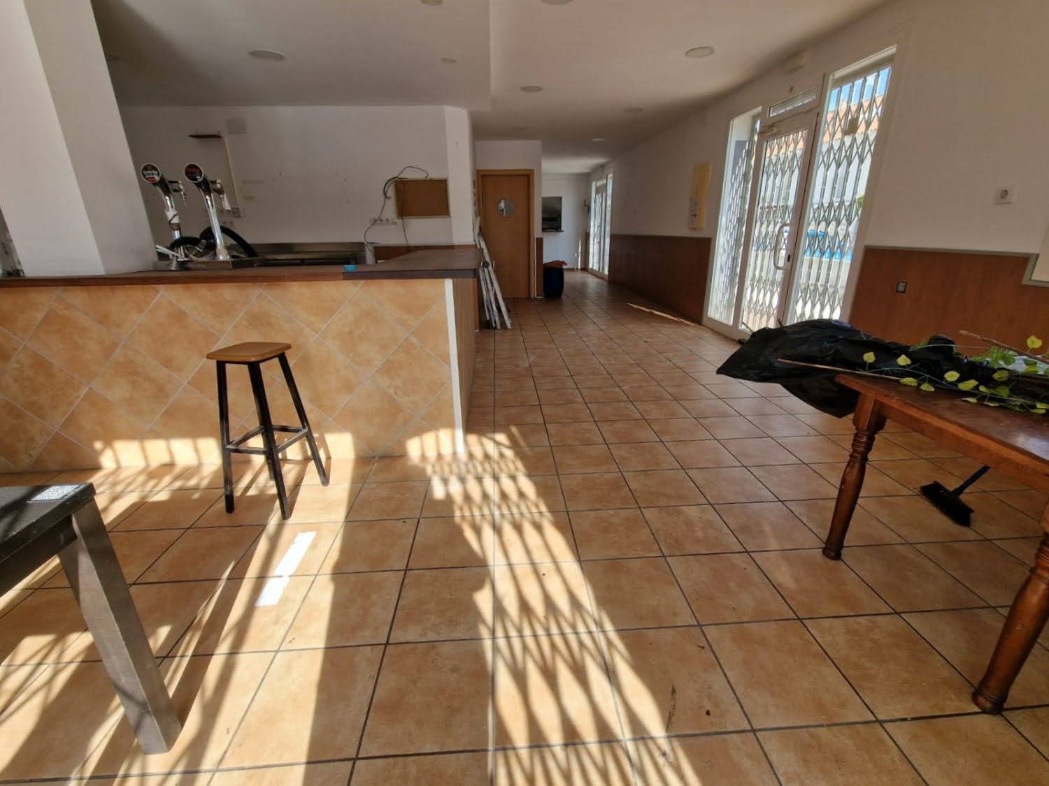 1790962379963 Ref. Local comercial con licencia de Bar.