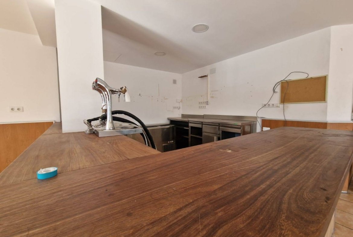 Ref. Local comercial con licencia de Bar.