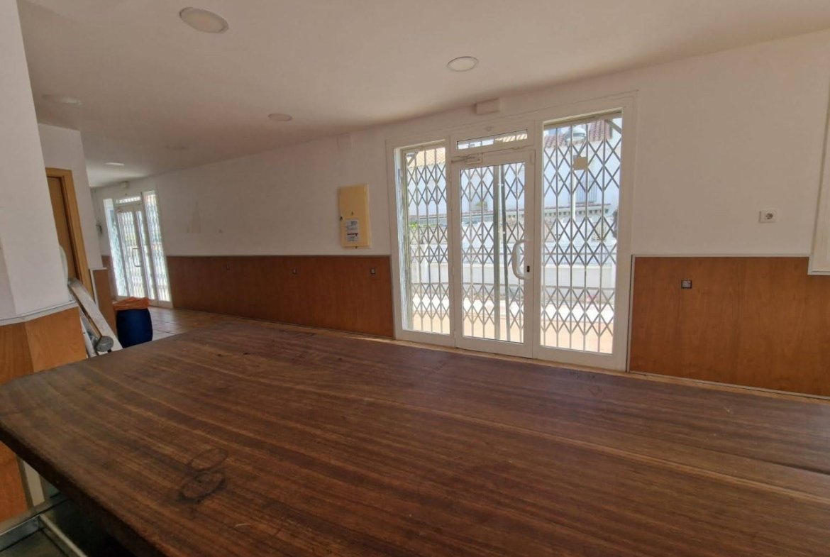 Ref. Local comercial con licencia de Bar.