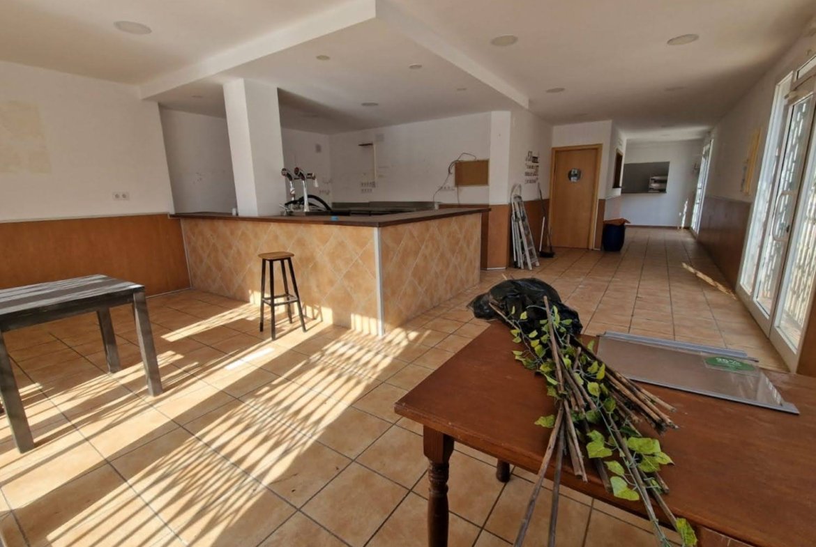 Ref. Local comercial con licencia de Bar.
