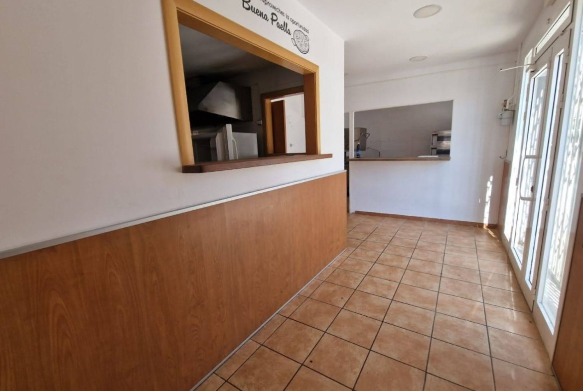 Ref. Local comercial con licencia de Bar.