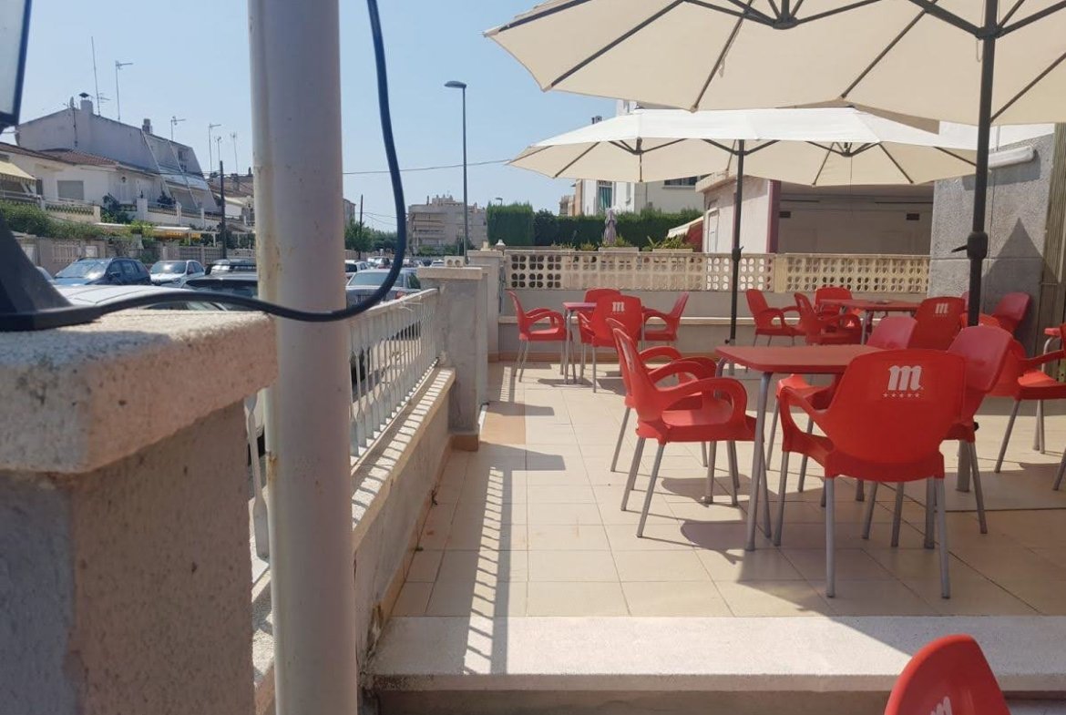 Ref. Local comercial con licencia de Bar.