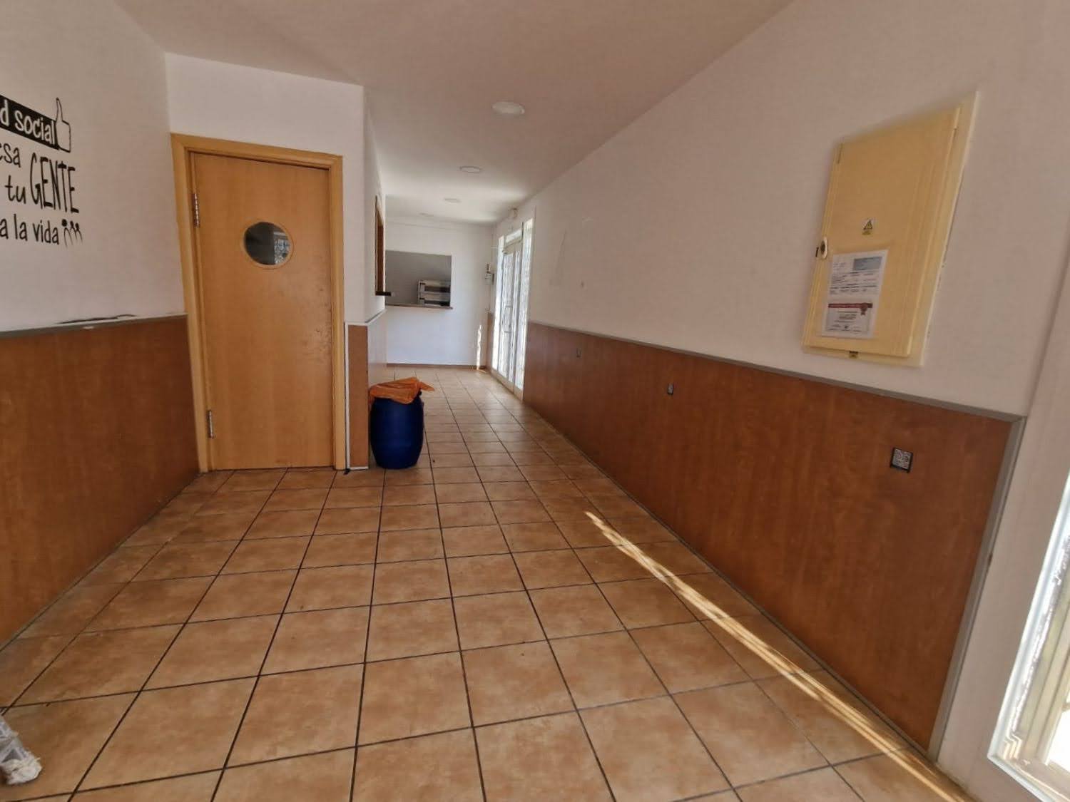 1790962380006 Ref. Local comercial con licencia de Bar.