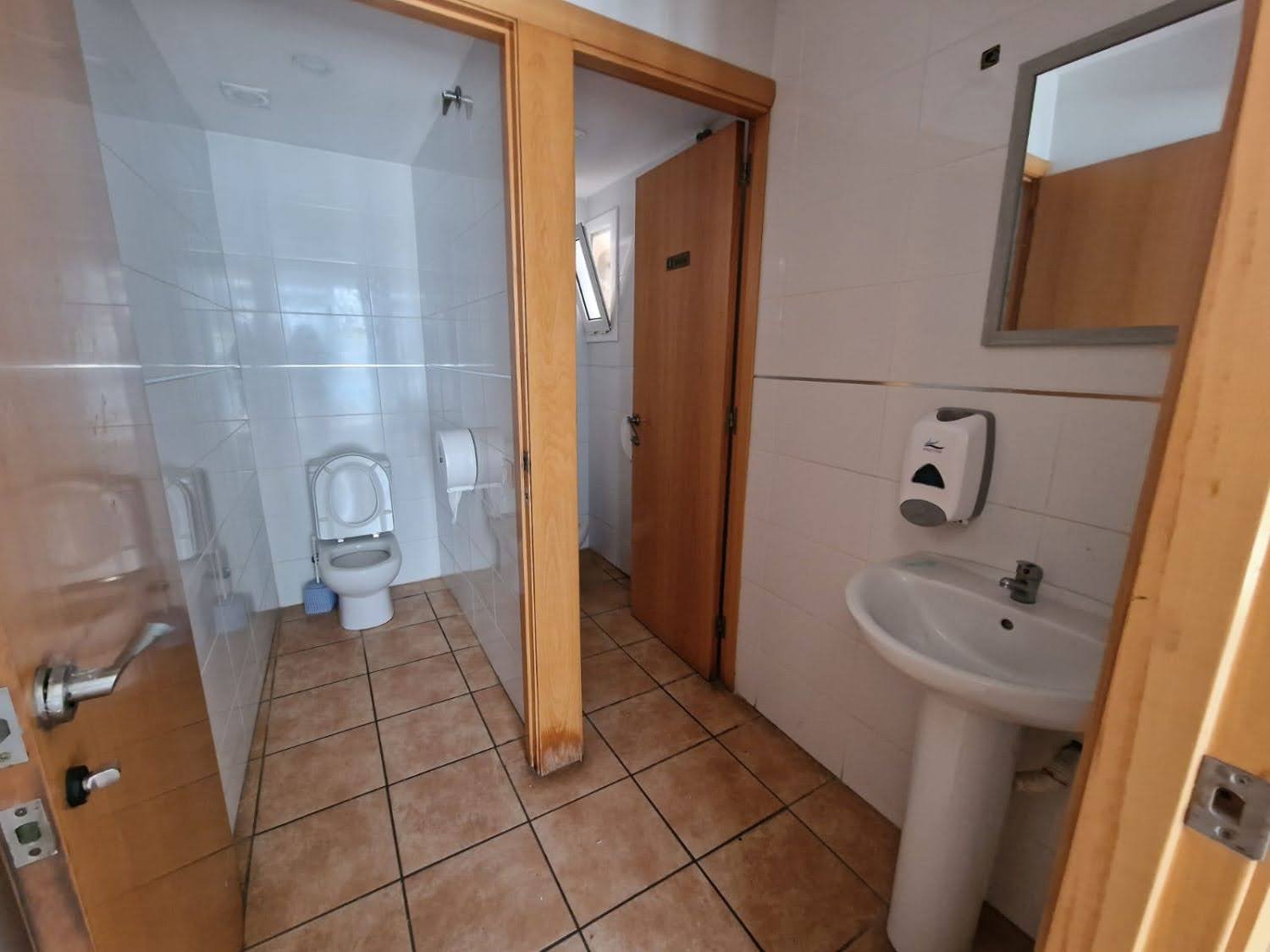 1790962380012 Ref. Local comercial con licencia de Bar.