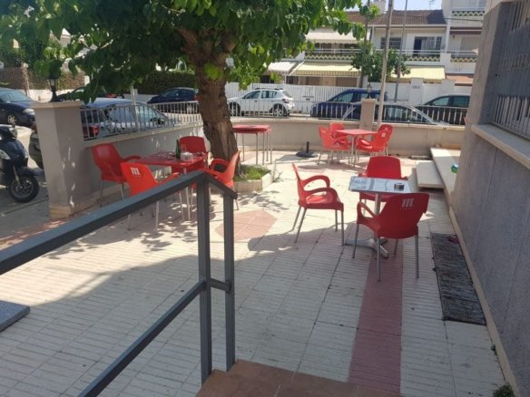 Ref. Local comercial con licencia de Bar.