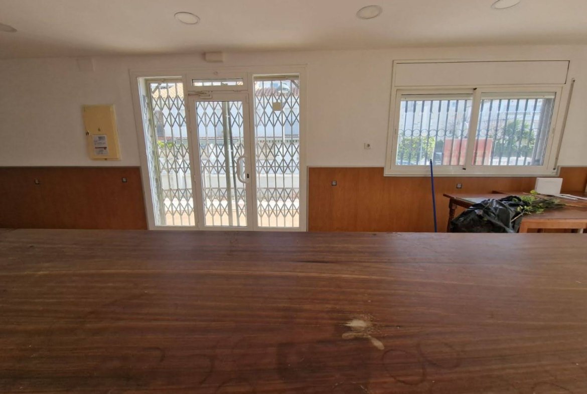 Ref. Local comercial con licencia de Bar.