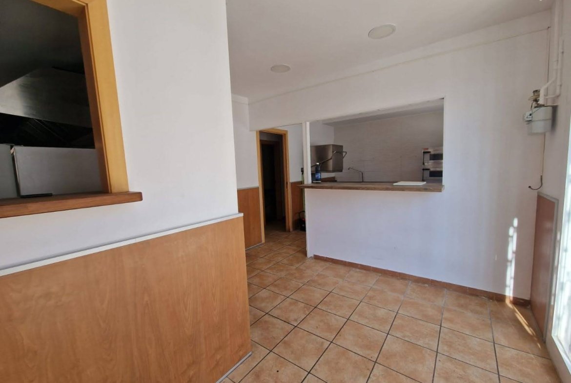 Ref. Local comercial con licencia de Bar.