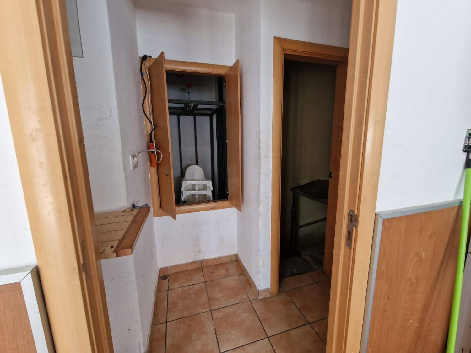 1790962380041 Ref. Local comercial con licencia de Bar.