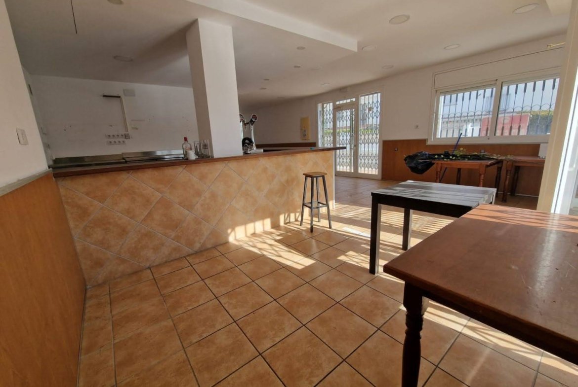 Ref. Local comercial con licencia de Bar.