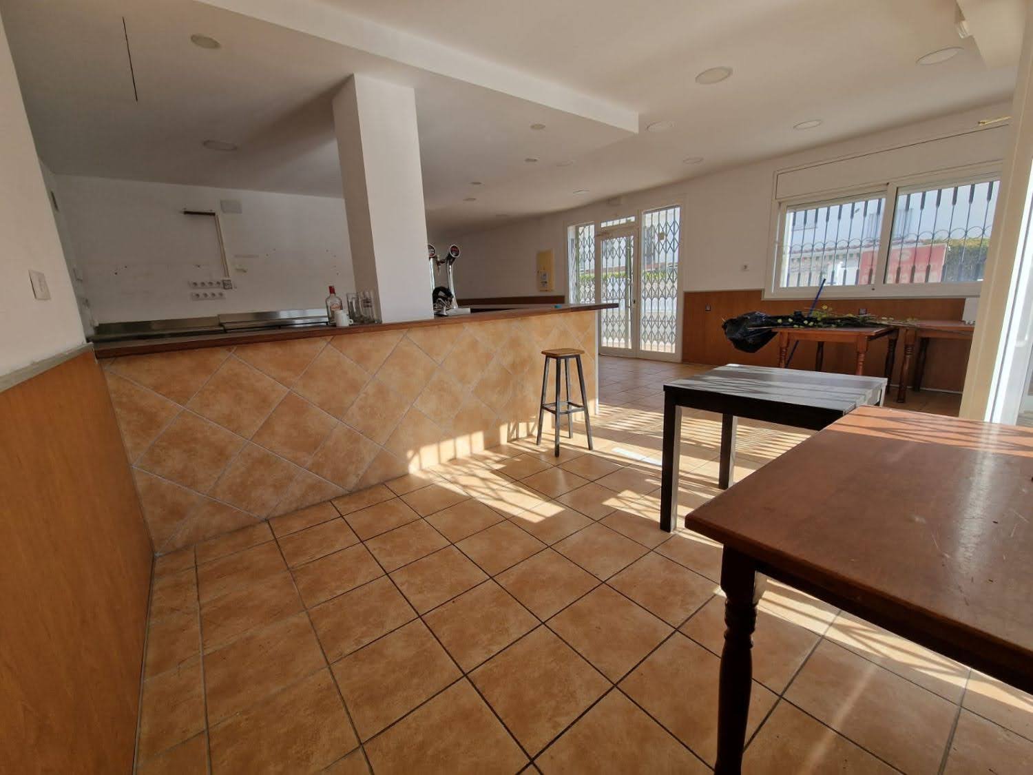 1790962380046 Ref. Local comercial con licencia de Bar.