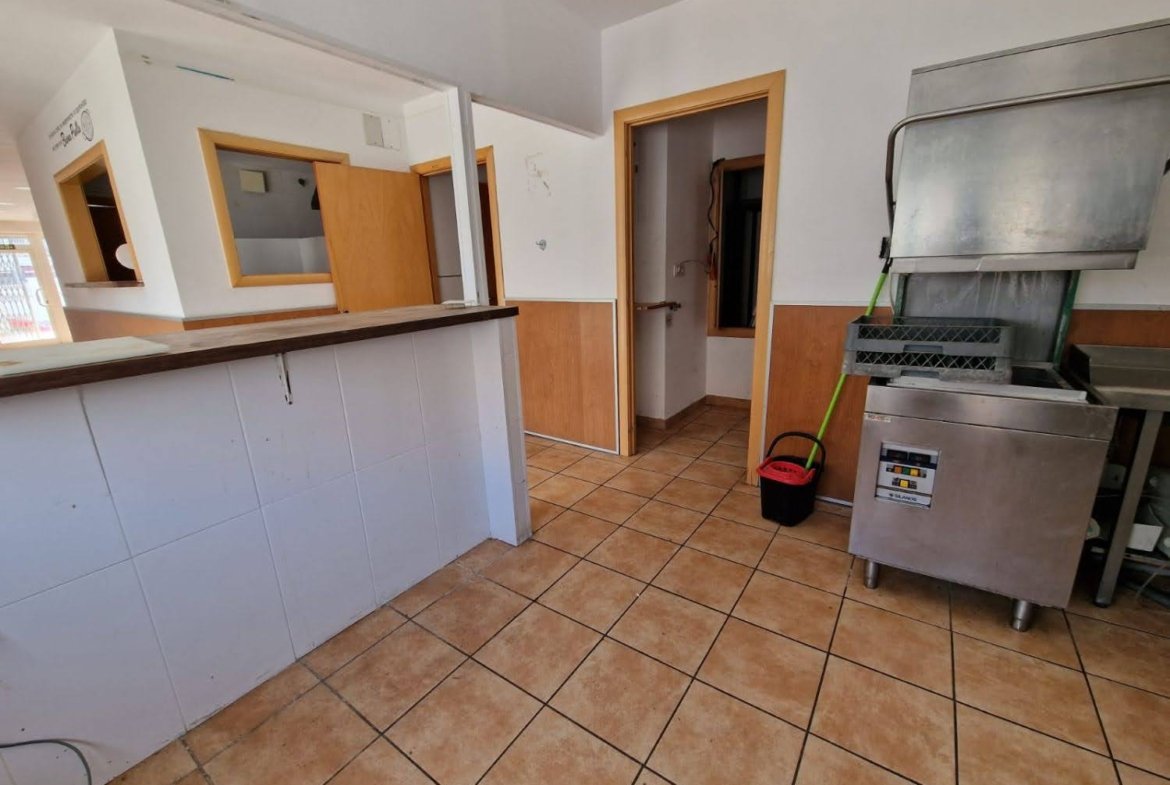 Ref. Local comercial con licencia de Bar.