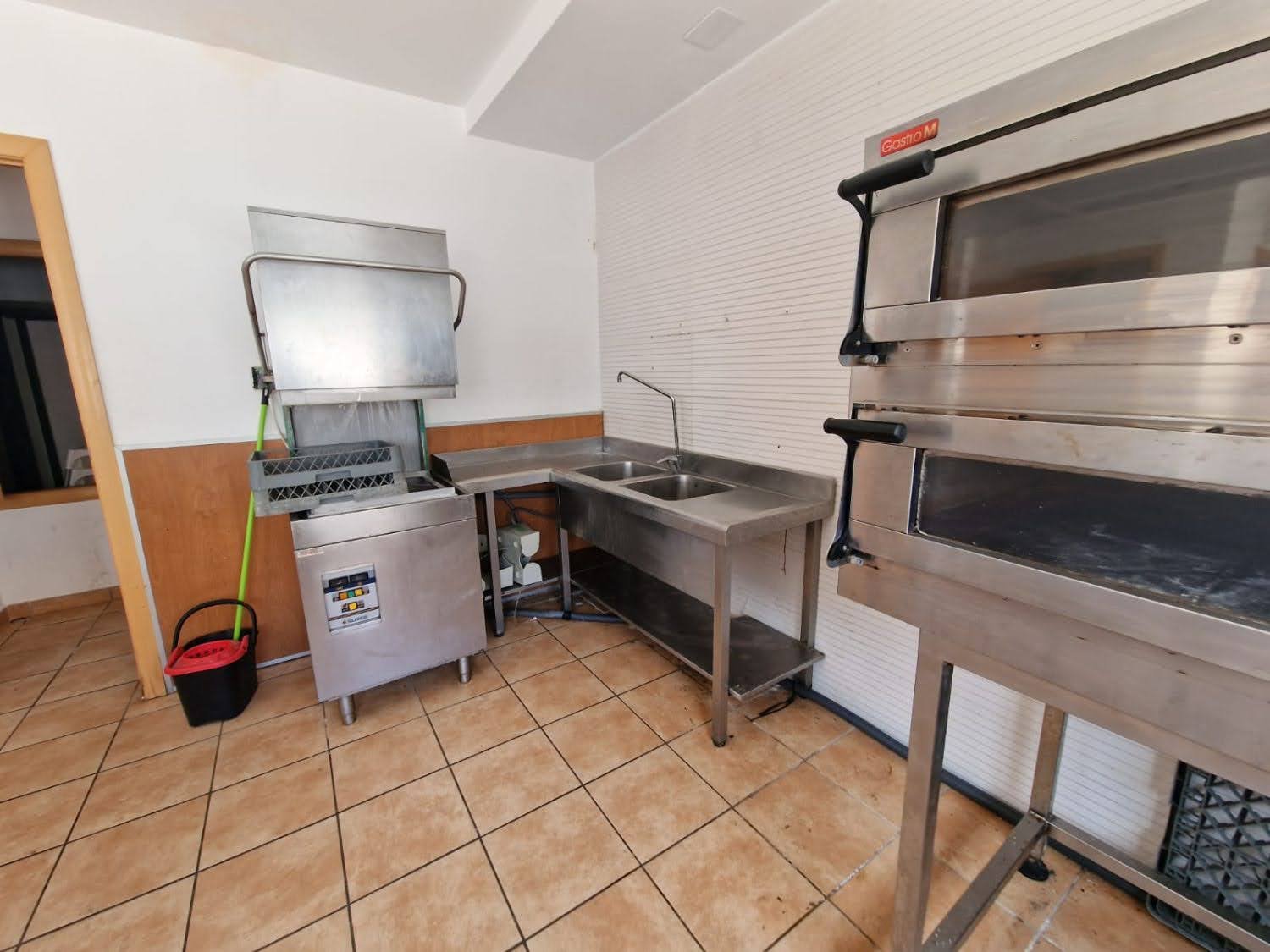 1790962380065 Ref. Local comercial con licencia de Bar.