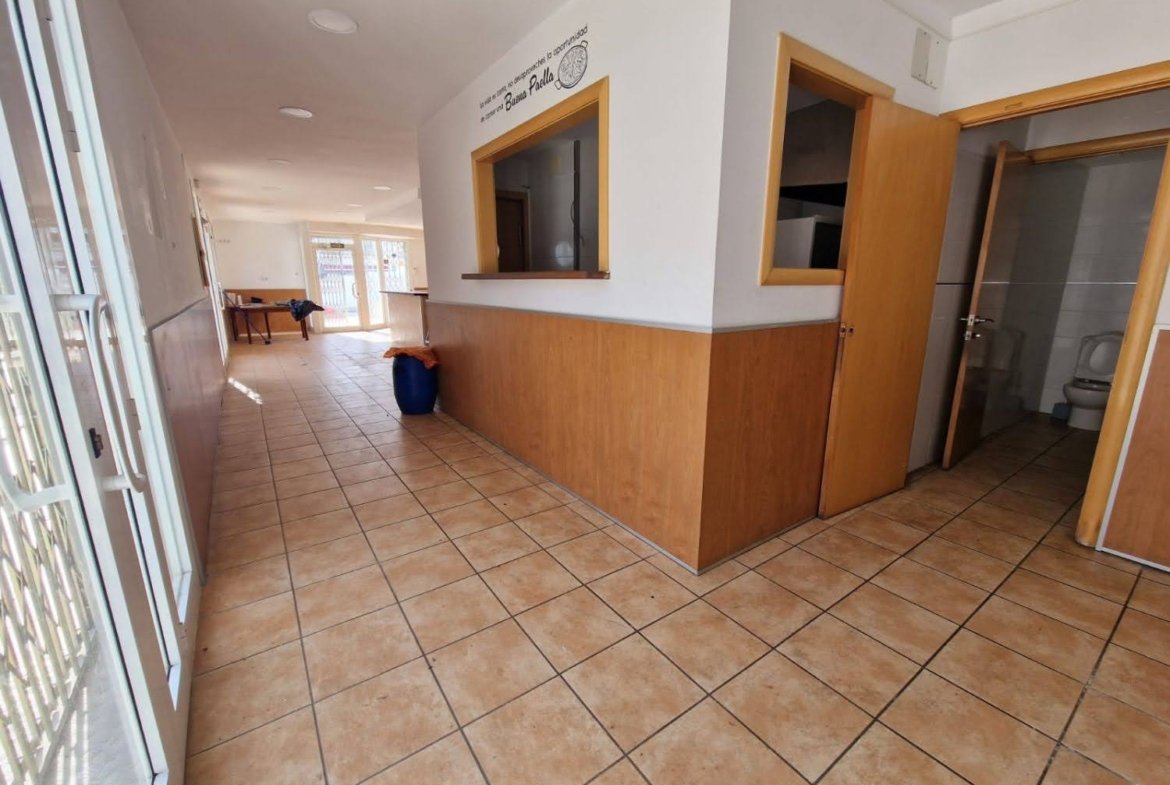 Ref. Local comercial con licencia de Bar.