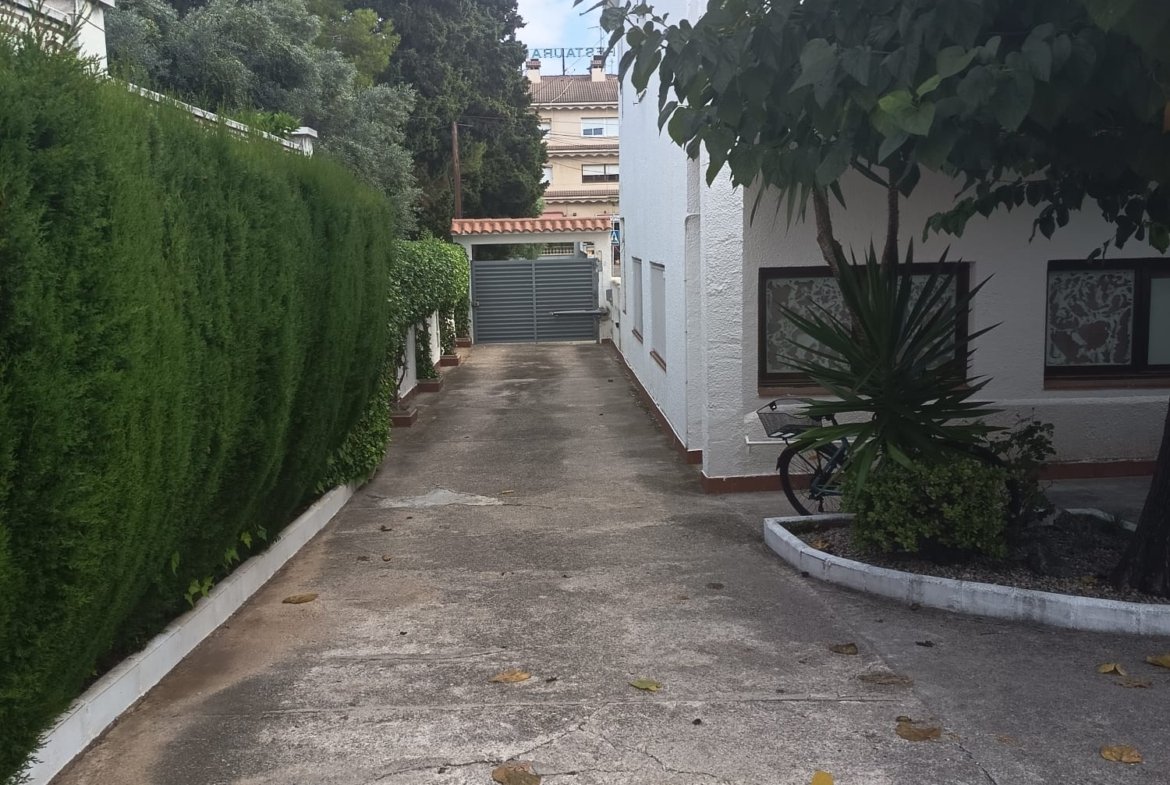 Ref. 1008 Planta baja en Comarruga centro.